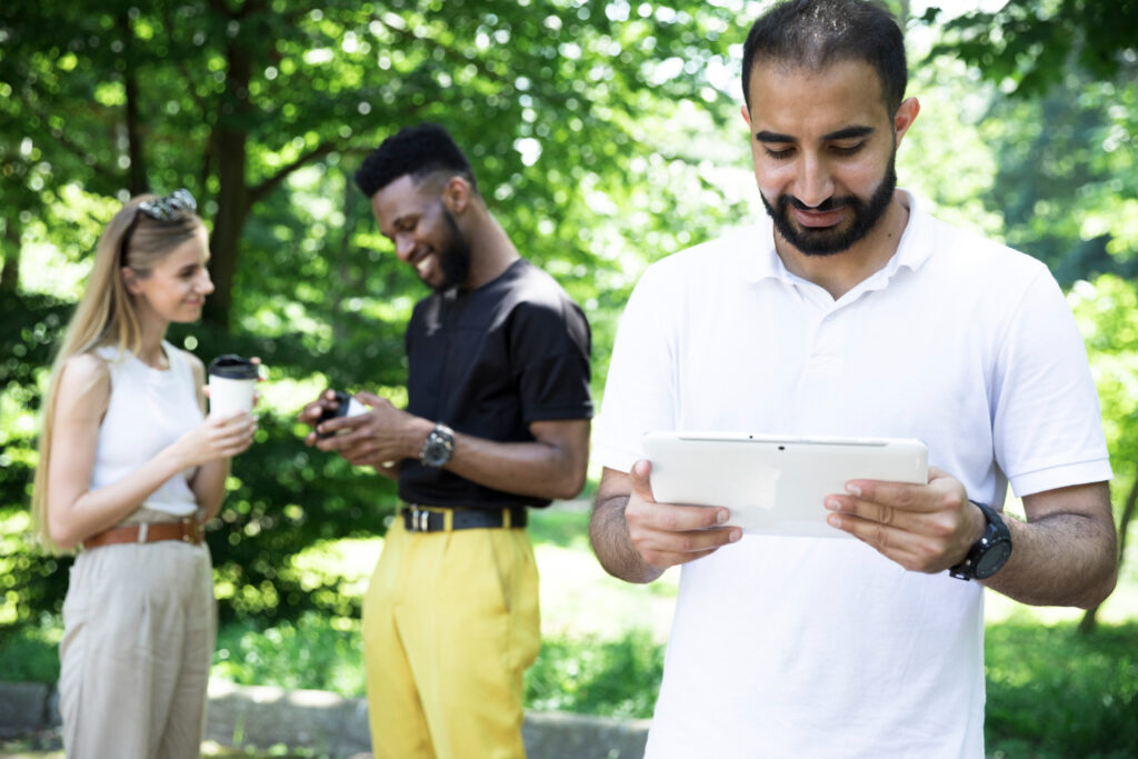 Trois collègues de travail en réunion RH outdoor